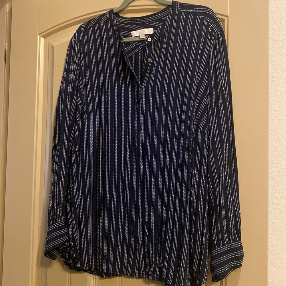 LOFT Plus 22 button down top